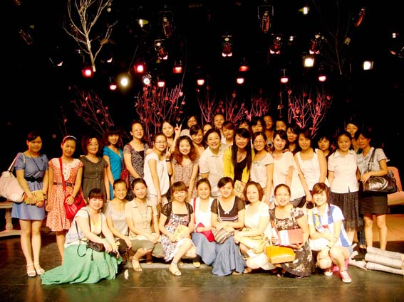 感受藝術魅力 豐富文化生活——東信醫藥婦委會組織女職工觀看話劇演...