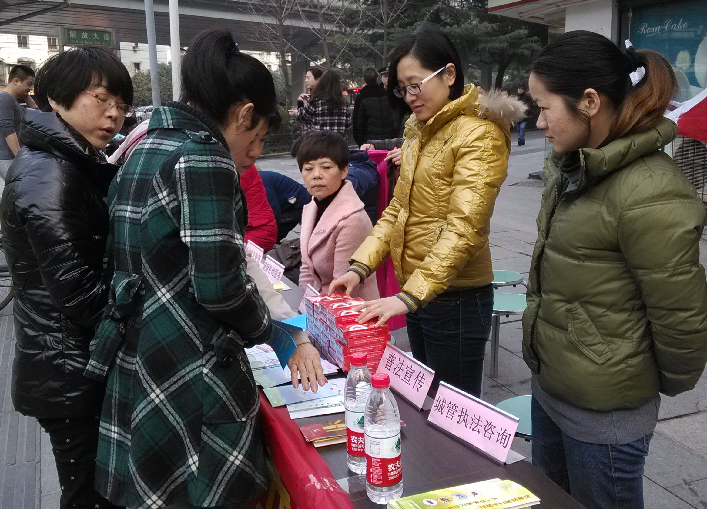 弘揚雷鋒精神 開展志愿服務活動