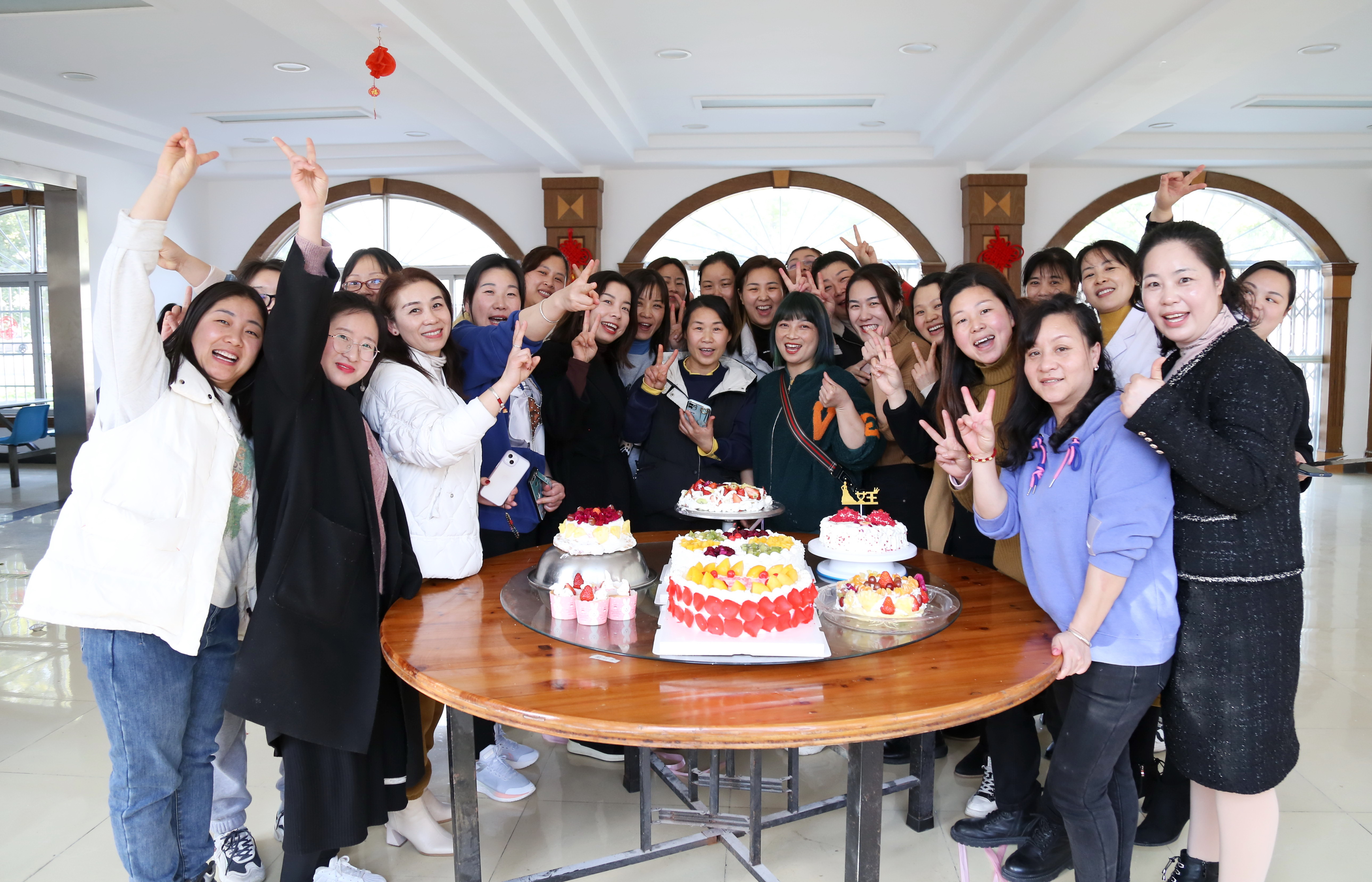 與美同行，樂享生活——東信醫(yī)藥集團(tuán)以多種形式隆重慶?！叭恕眹H...